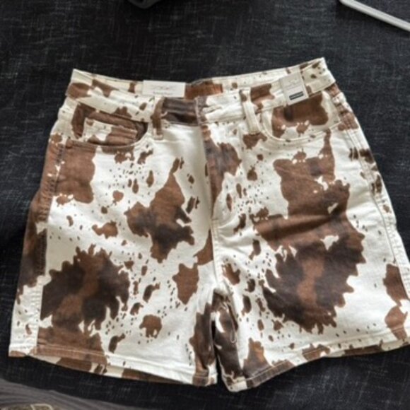 Judy Blue Brown Cow Print Shorts Size Large NEW WITH TAGS SOLD OUT - Picture 3 of 6